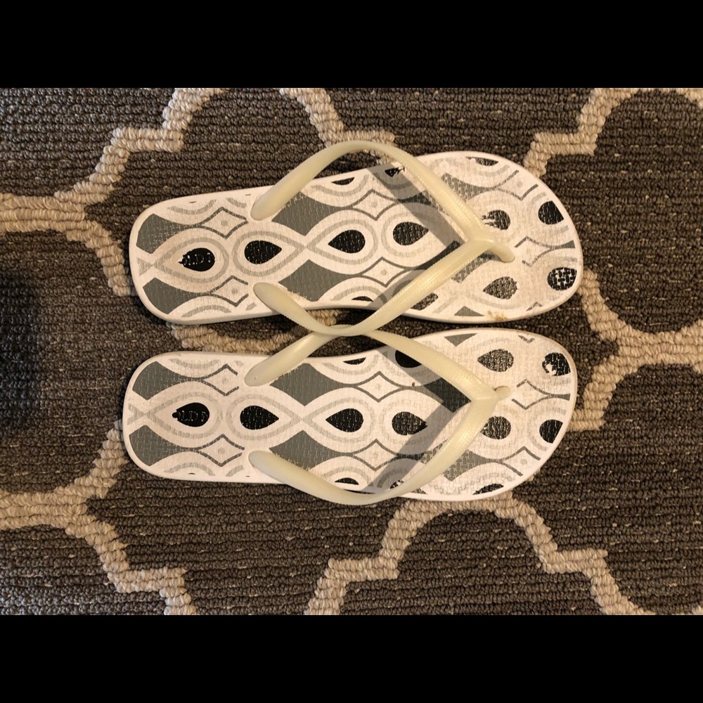 Old navy women’s flip flops
